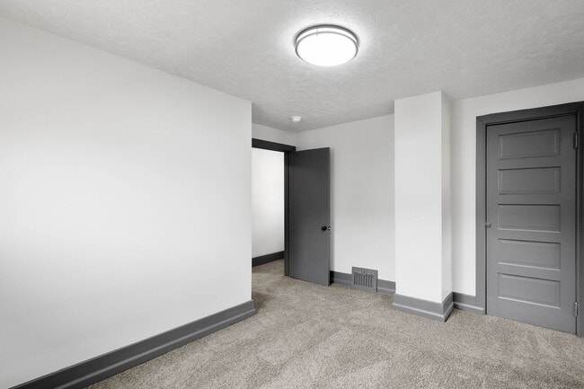 Building Photo - Stunning 3 bedroom home in McKees Rocks available May 1!