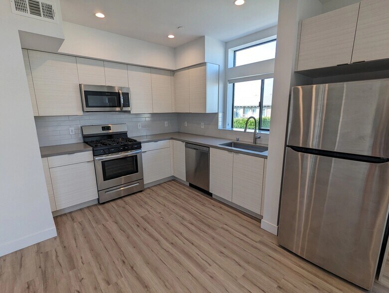 Building Photo - 338 Mariposa Ave