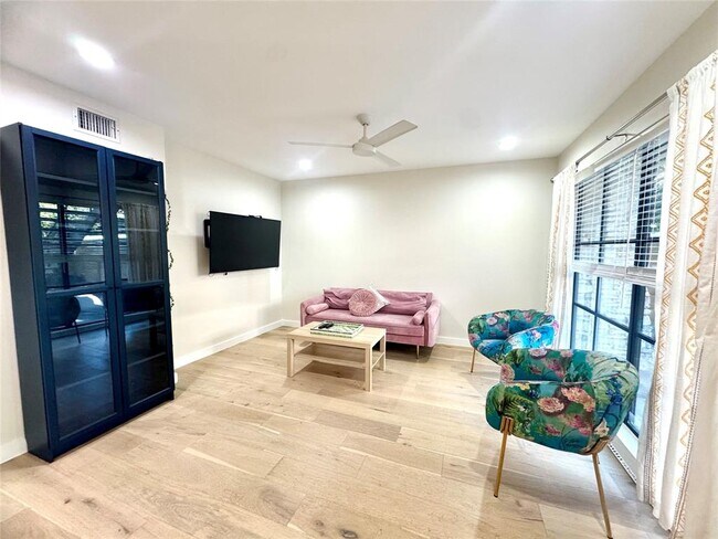 Building Photo - 400 E 30th St