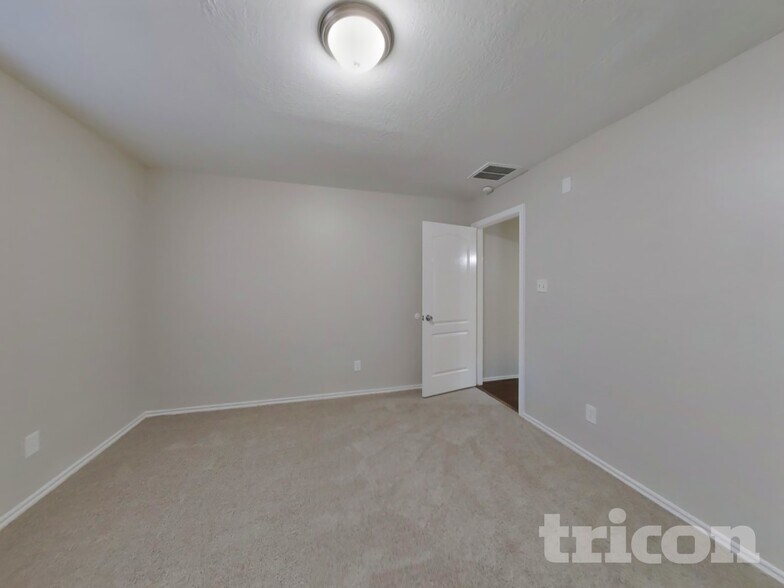 Building Photo - 21207 Woodland Green Dr