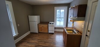 Building Photo - 166 Main St