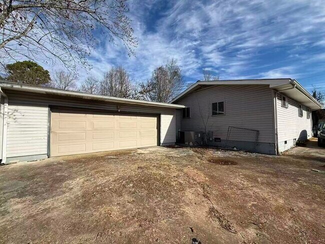 Building Photo - 1607 S Mack Smith Rd