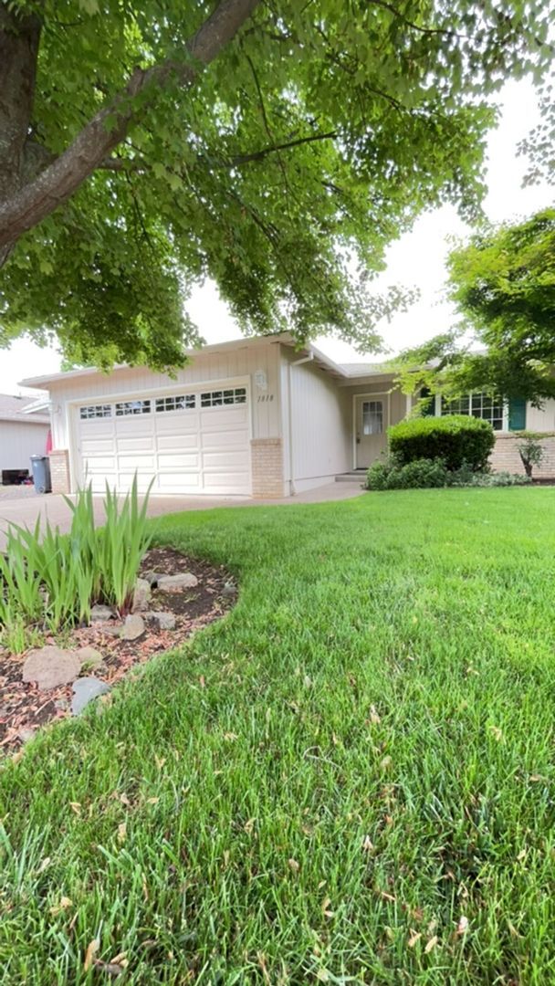 Primary Photo - 3 Bedroom 2 Bath Home with a 2 Car Attache...