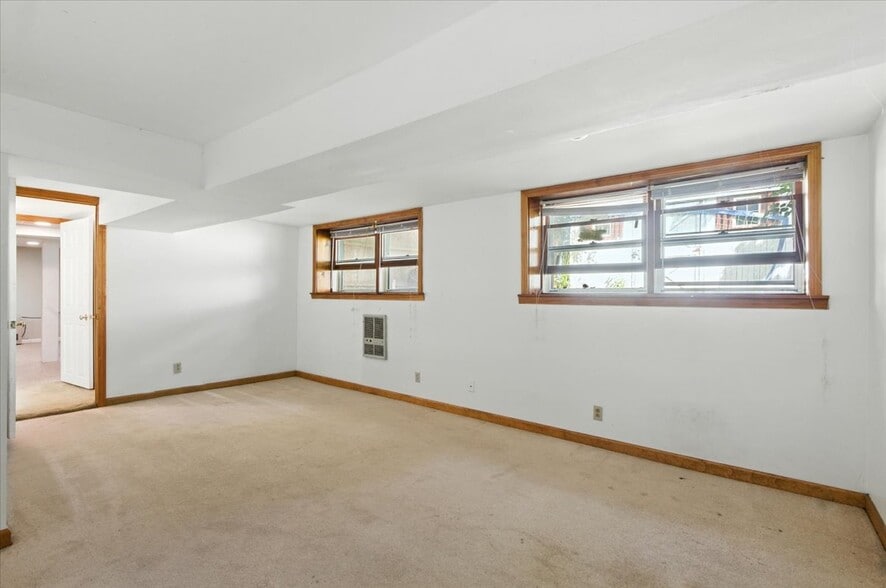 Building Photo - 18 Maplewood Dr
