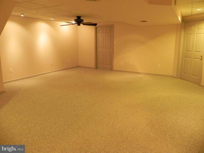 Building Photo - 33 Hampton Ct