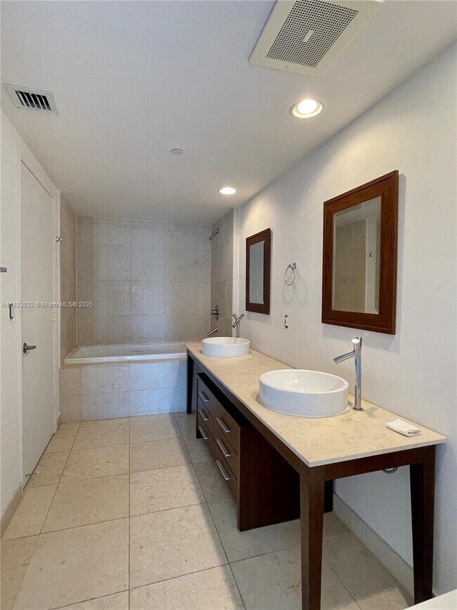 Building Photo - 475 Brickell Ave