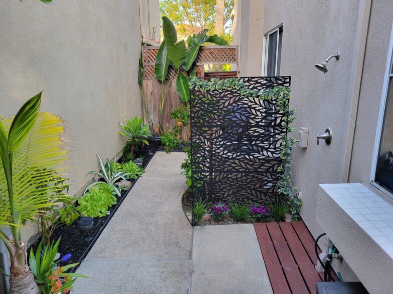 Side yard - 59 Hawaii Dr