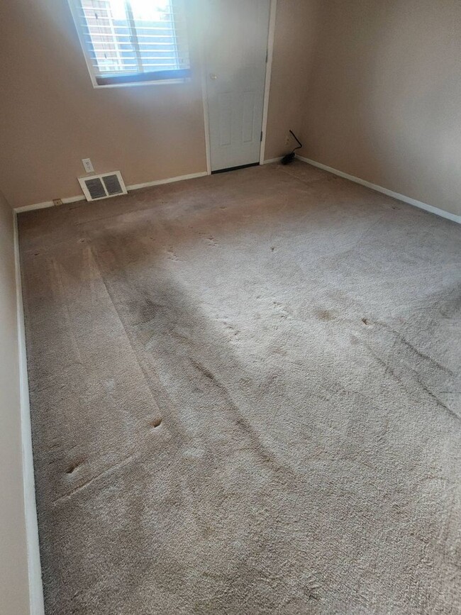 Building Photo - Charming 2-Bedroom Property in Prime Location