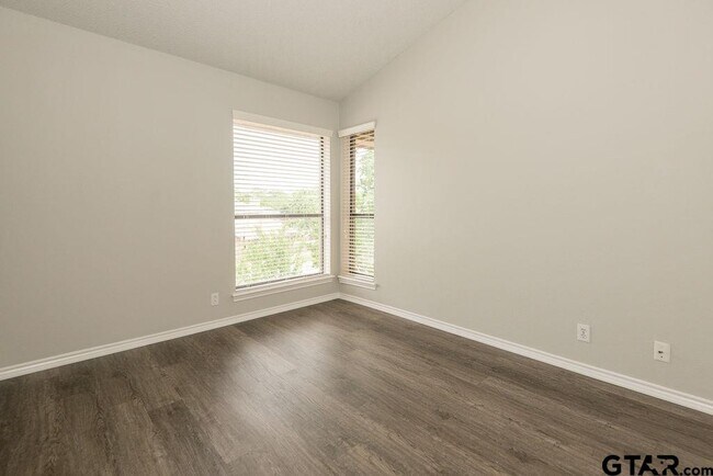 Building Photo - 5811 Hollytree Dr