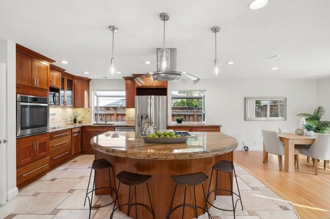 Building Photo - 1106 Viscaino Ave