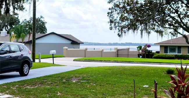 Building Photo - 1068 W Lakeshore Dr