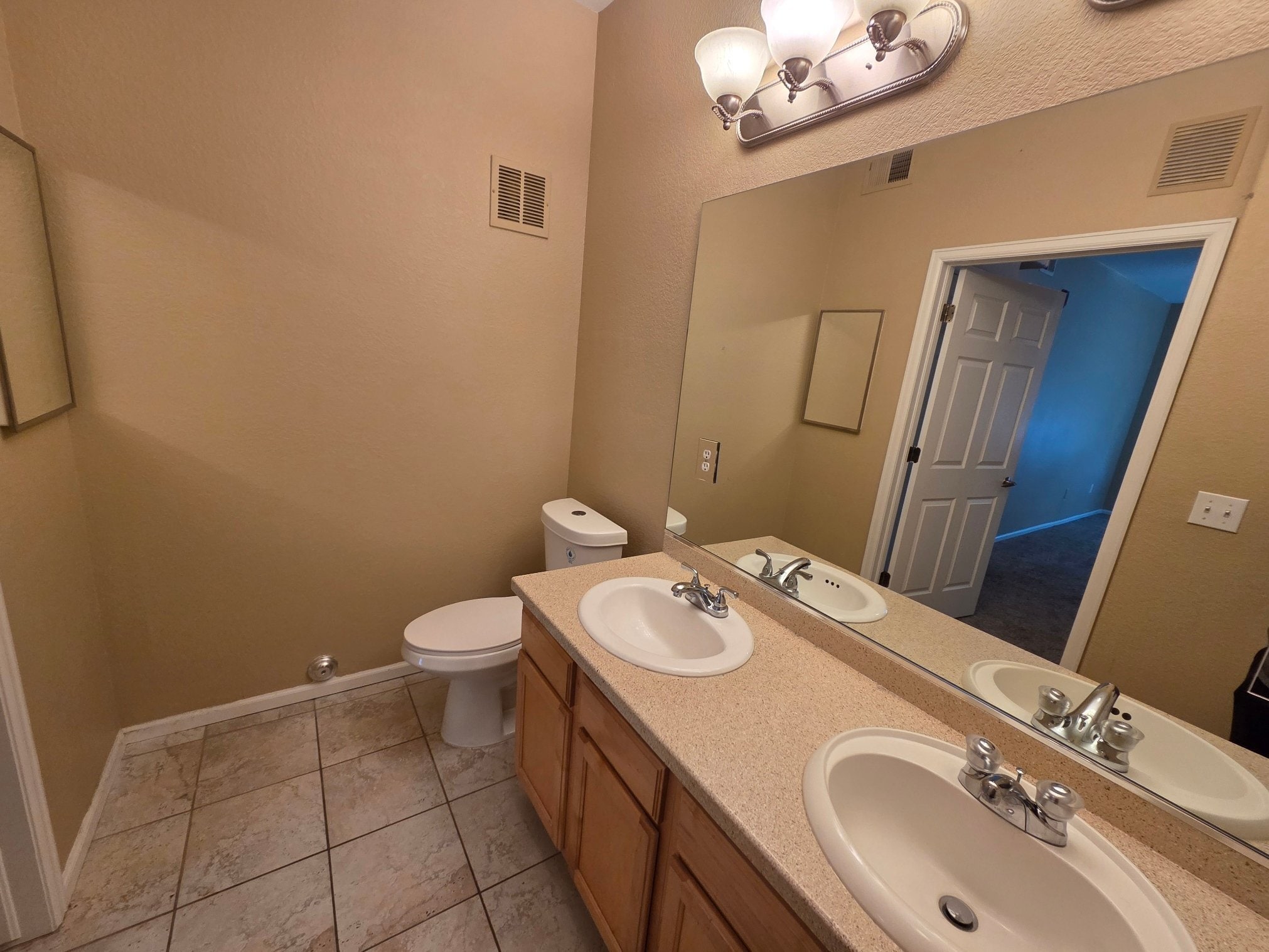 Building Photo - 15700 E Jamison Dr