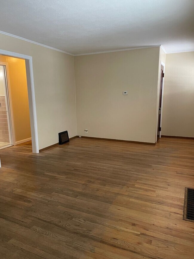 Building Photo - 3 Bed, 1 Bath- Ranch, Liverpool-Galeville