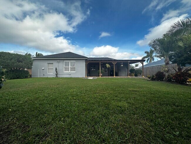 Building Photo - 1834 SW Buttercup Ave