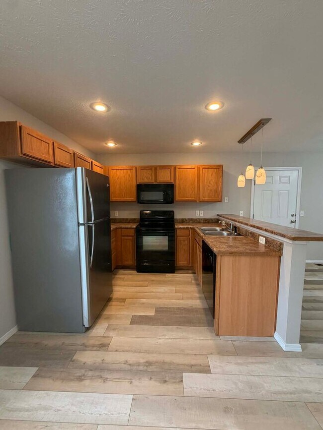 Building Photo - BEAUTIFUL 3 BEDROOM / 2 BATHROOM HOUSE IN JOPLIN MO- 2 CAR GARAGE!!