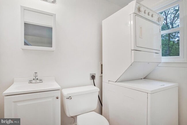 Building Photo - 8205 Robin Hood Ct