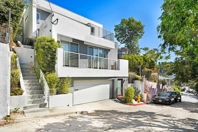 Building Photo - Your Perfect 3/2.5 Los Angeles Home Available Now!