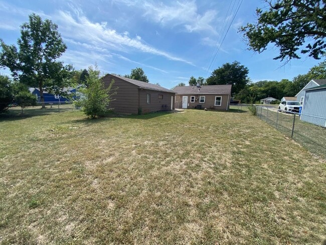 Building Photo - 3006 S Summit Ave