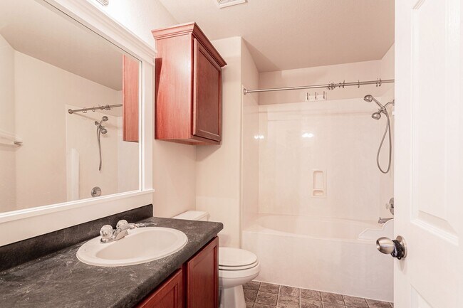 Building Photo - 3/BR 2.5/BA Cozy Two-Level Home with Fence...