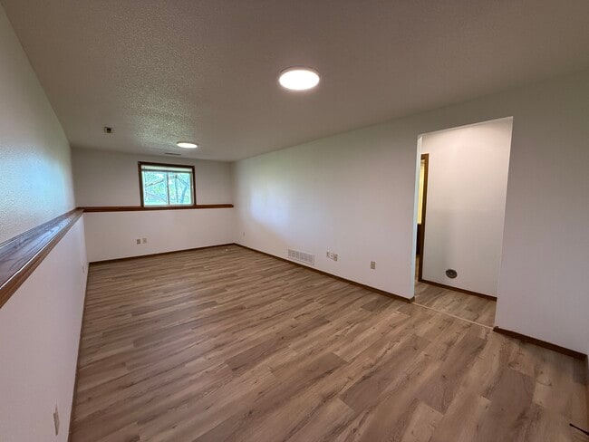 Building Photo - 1012 Castlewood Dr