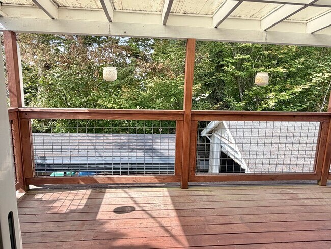 Building Photo - Charming Phinney Ridge Retreat - Spacious 3 Bedroom Home w/Fenced Yard & Garage! AVAILABLE NOW!