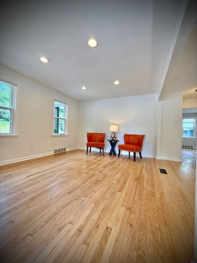 Building Photo - Updated, spacious 1 bedroom 1 bath located...