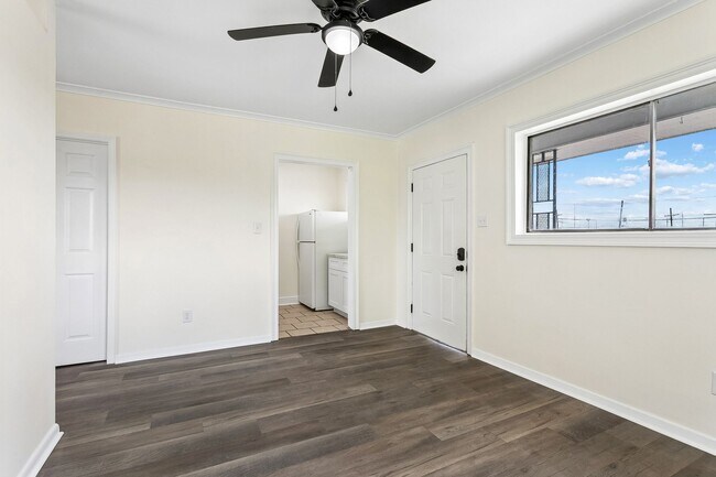 Building Photo - Studio Apartment in Metairie - Central Location off Airline & Causeway!