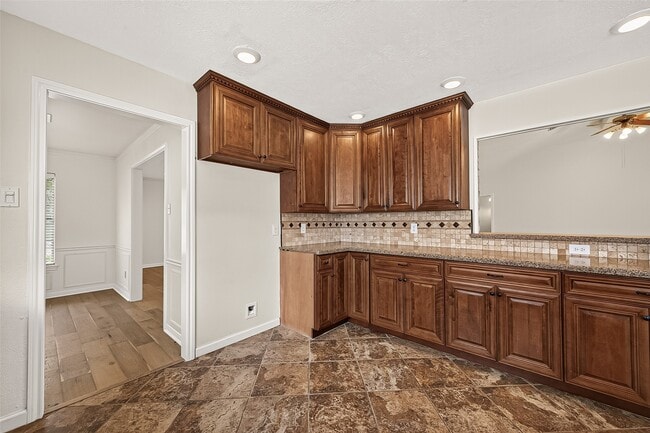 Building Photo - 12411 Pinerock Ln