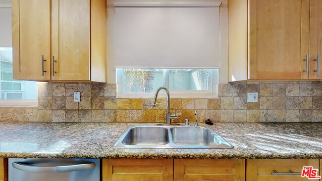 Building Photo - 432 S Doheny Dr