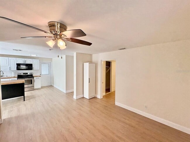 Building Photo - 8904 N Hamner Ave