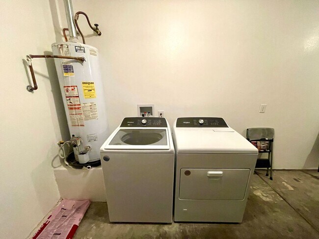 Building Photo - Luxurious Fully Furnished 3 Bedroom Home with Garage!