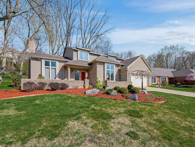 Building Photo - Welcome to this spacious single-family hom...