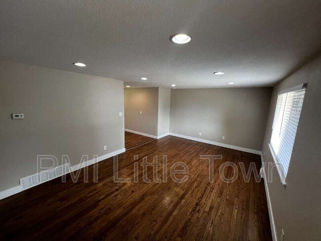 Building Photo - 364 S Salem St