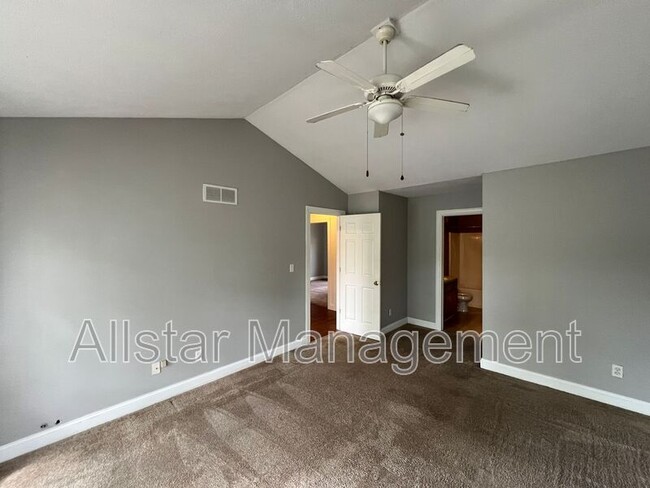 Building Photo - 10631 Englewood Ave