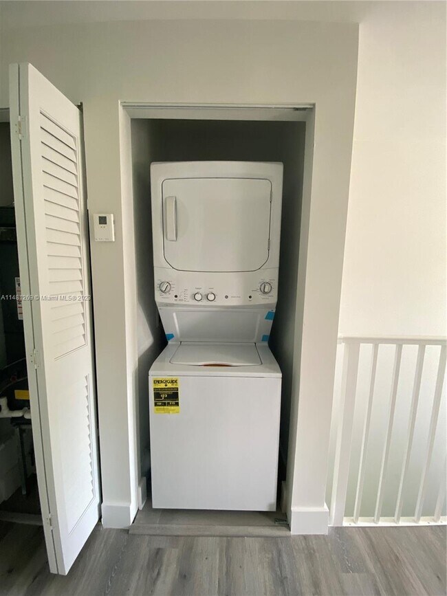 Building Photo - 5609-5611 Polk St