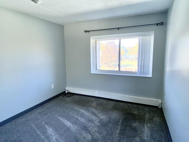 Building Photo - 573 Broad St