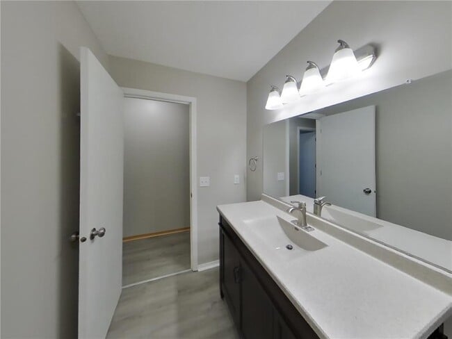 Building Photo - 3409 Brookview Dr