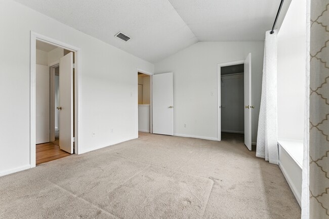 Building Photo - 1323 Longlac Rd