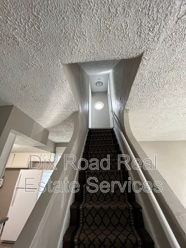 Building Photo - 305 Maple Ave