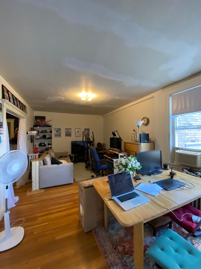 Building Photo - No Brokers Fee, No Security Deposit, Heat,...