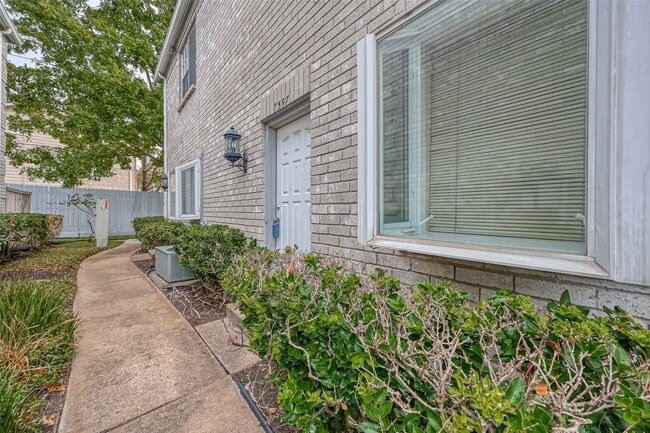 Building Photo - 7597 Cambridge St