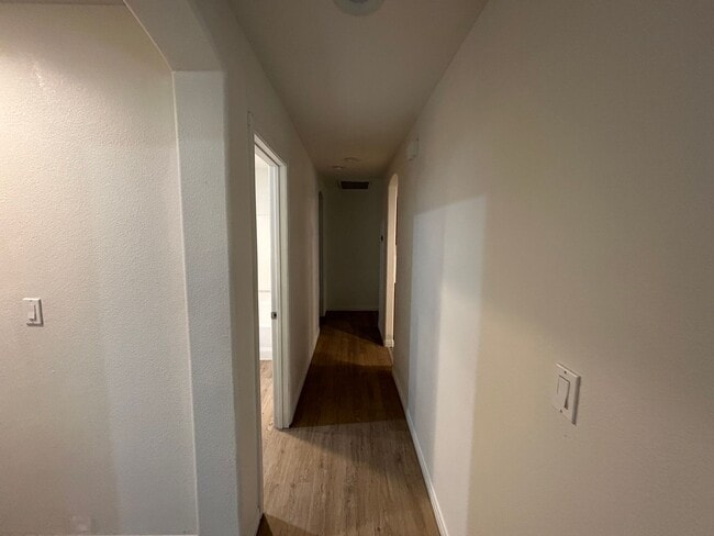 Building Photo - Large 5 Bedroom/2 Bathroom NW Bakersfield ...