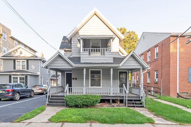 Building Photo - 117 Louis St