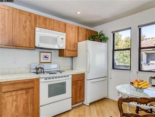 Building Photo - 631 N Villa Way