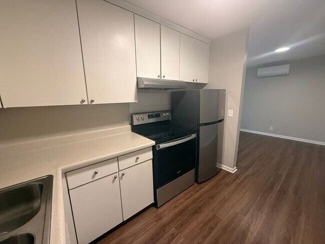 Building Photo - 2 Bedroom Unit was recently renovated. Liv...