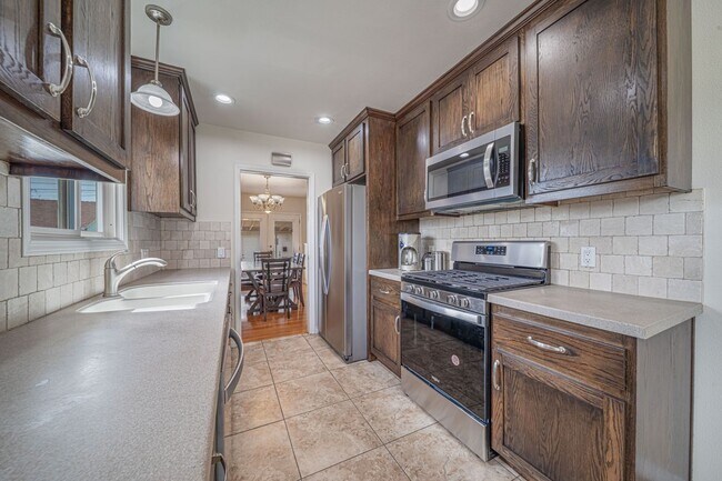Building Photo - 549 N La Sena Ave