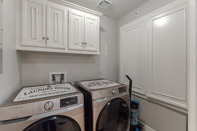 Building Photo - 7039 Kingston Cove Ln