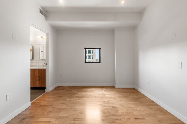 Building Photo - Enjoy all that Logan Circle and Mount Vernon Square have to offer in this modern and bright 2 bed...