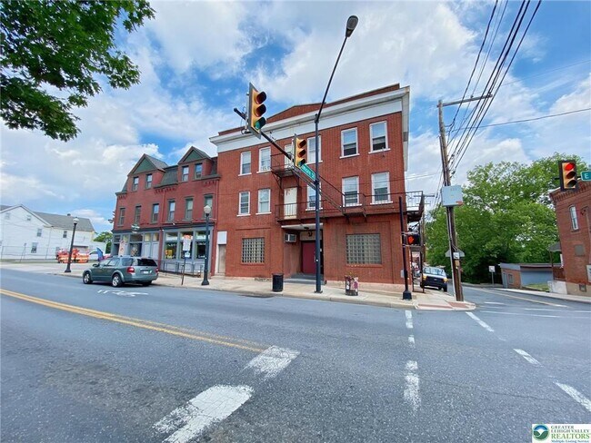 Building Photo - 429 E 4th St