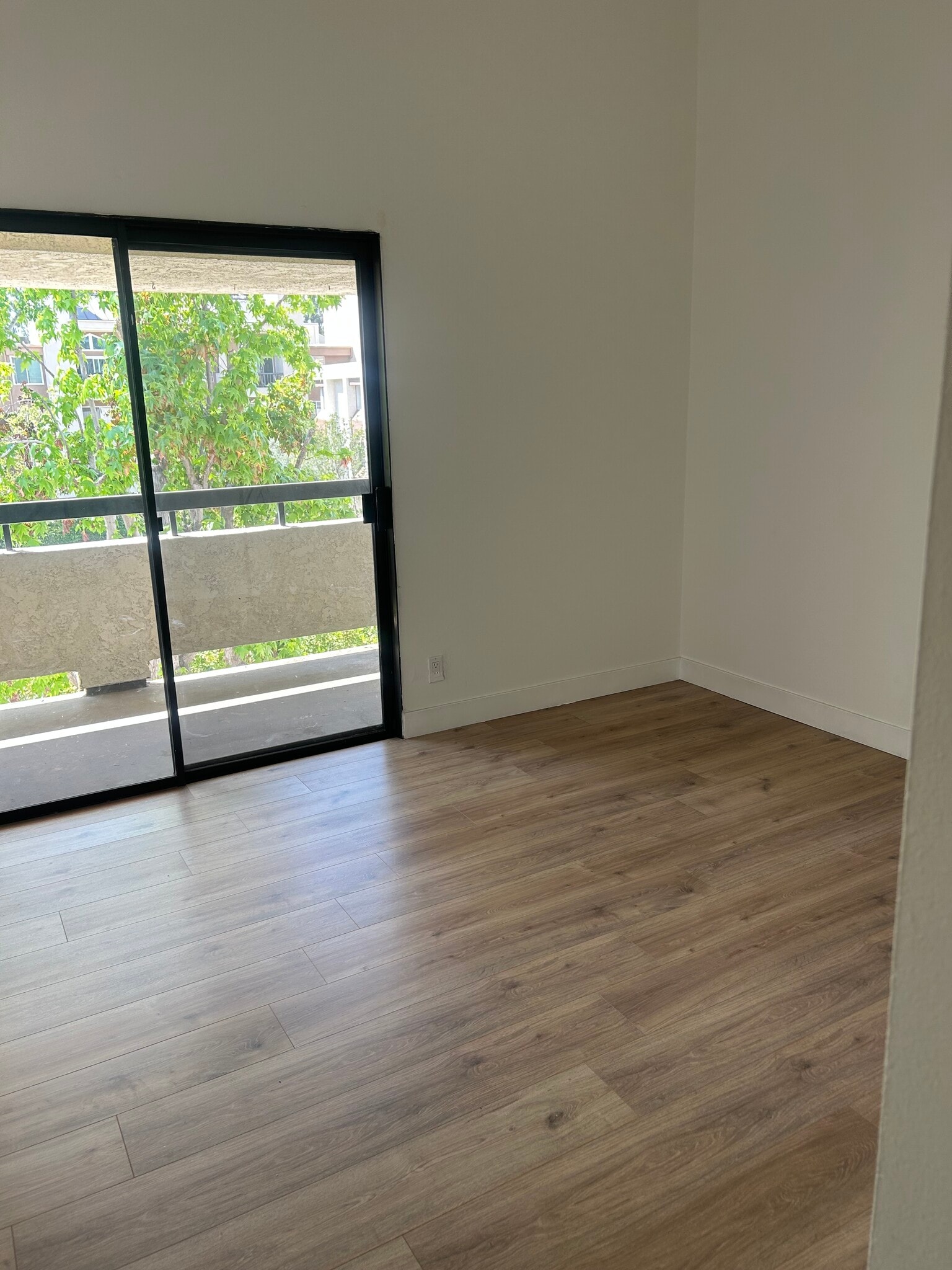 2nd bedroom - 21650 Burbank Blvd